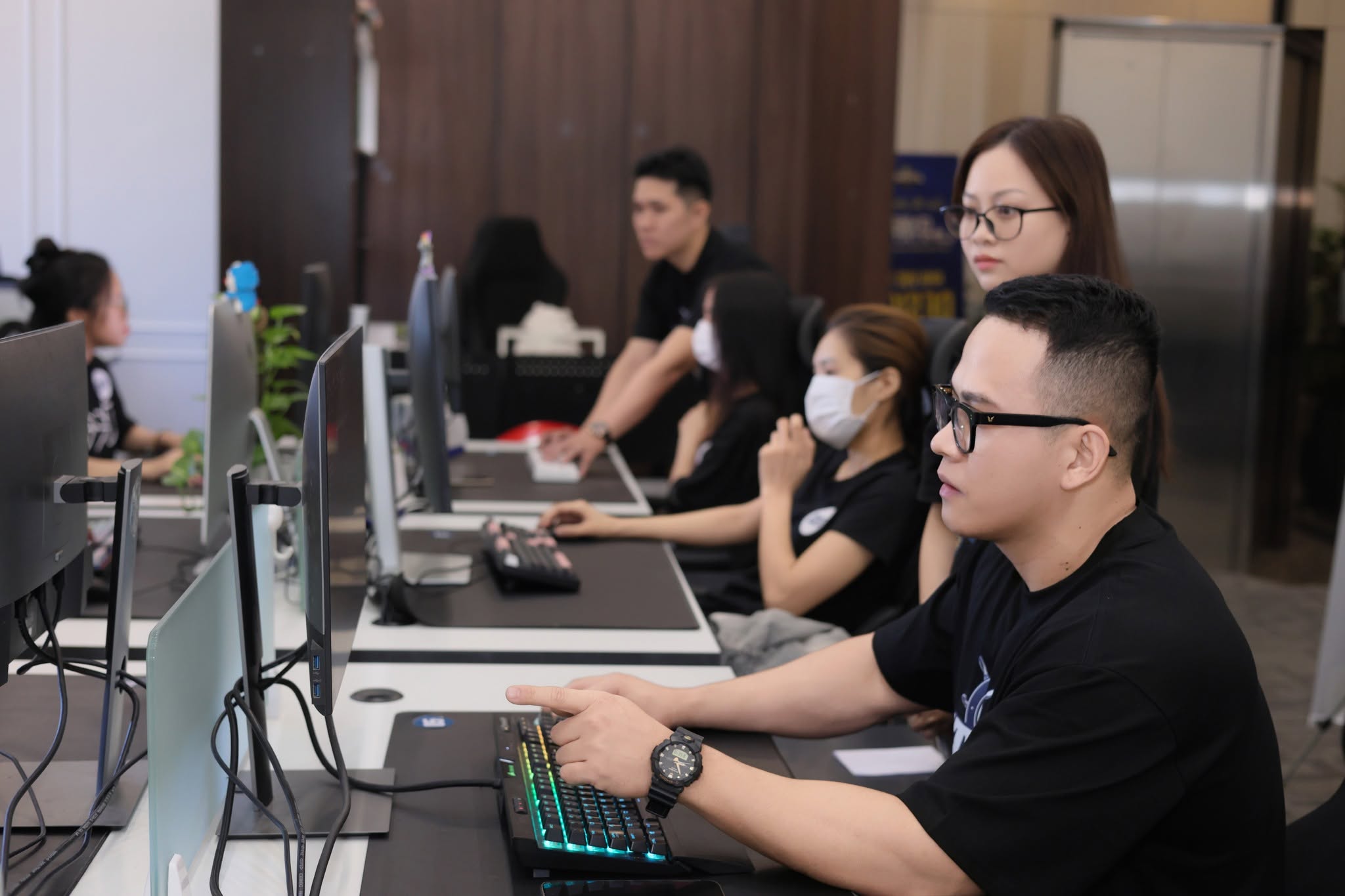 Đội thiết kế Ethan làm việc cùng nhau