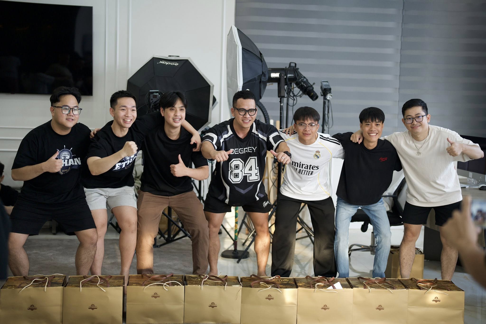Đại gia đình Ethan Ecom trong buổi tất niên trước kỳ nghỉ Tết