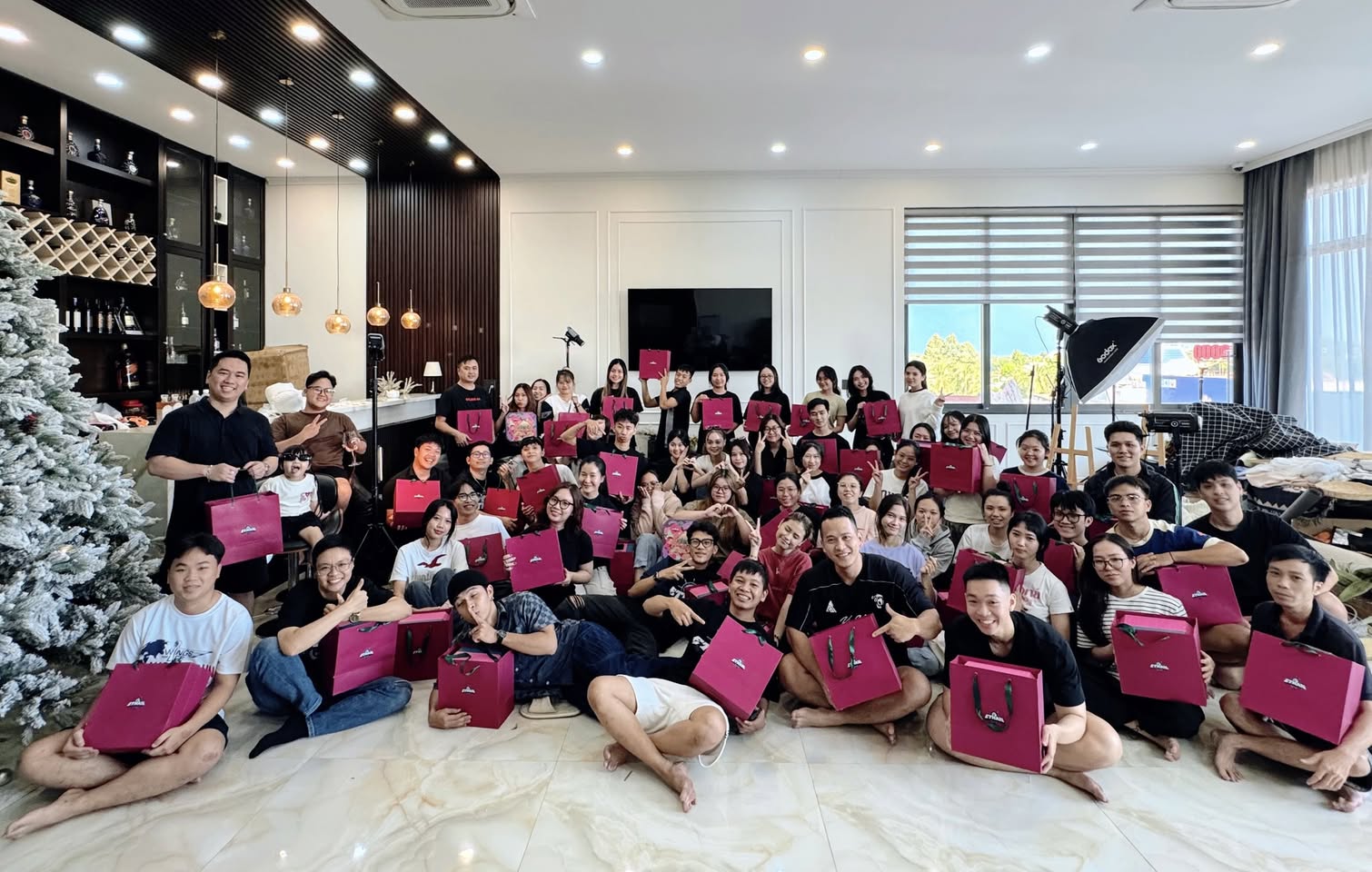 Đội ngũ Ethan Ecom quây quần bên nhau dịp Trung Thu 2025