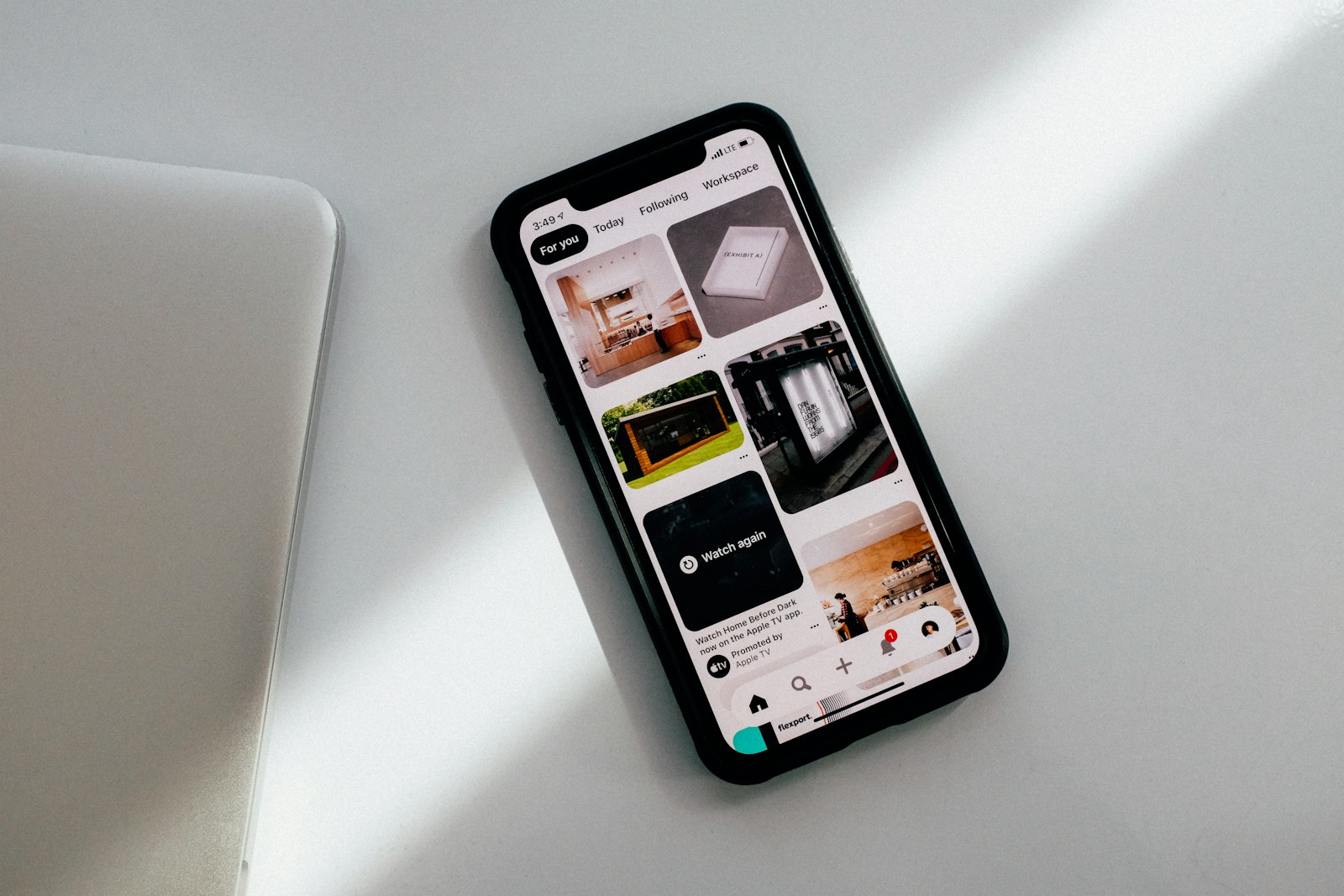 Người dùng lướt mua sắm sản phẩm POD trên điện thoại
