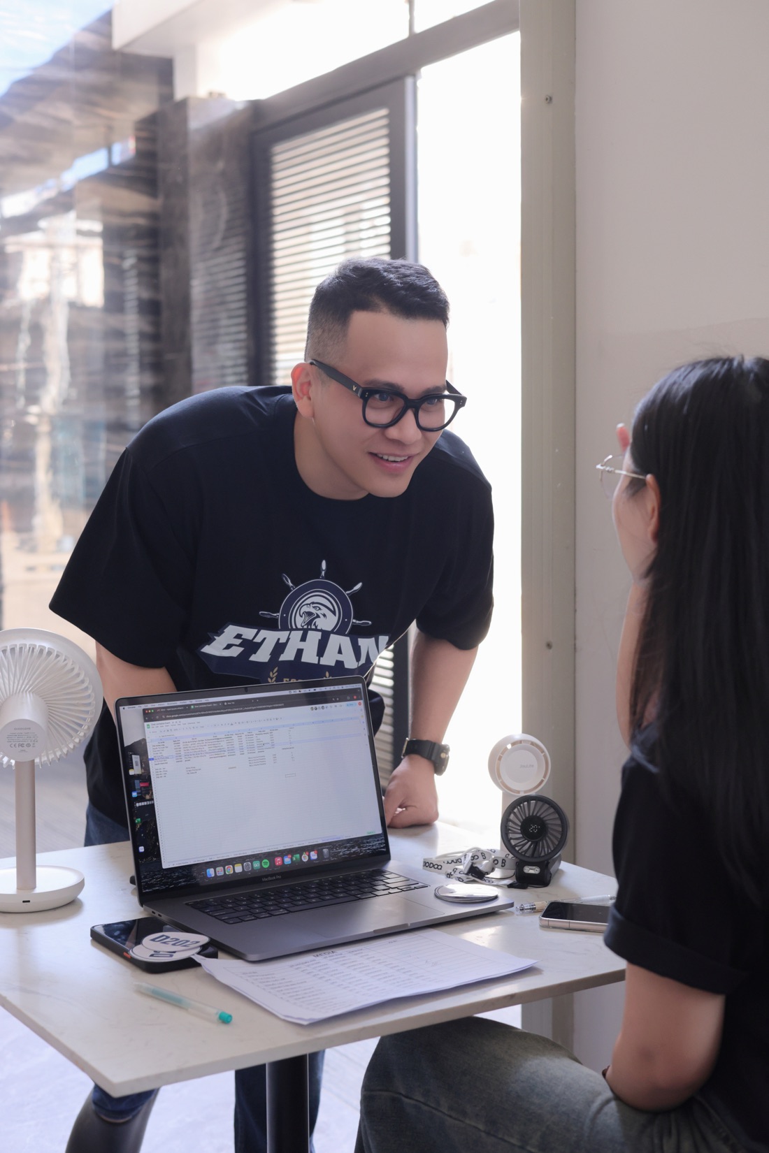 Nhân sự Ethan Ecom trong áo thương hiệu trao đổi, hỗ trợ thí sinh tại bàn check-in Over Limitation 2025
