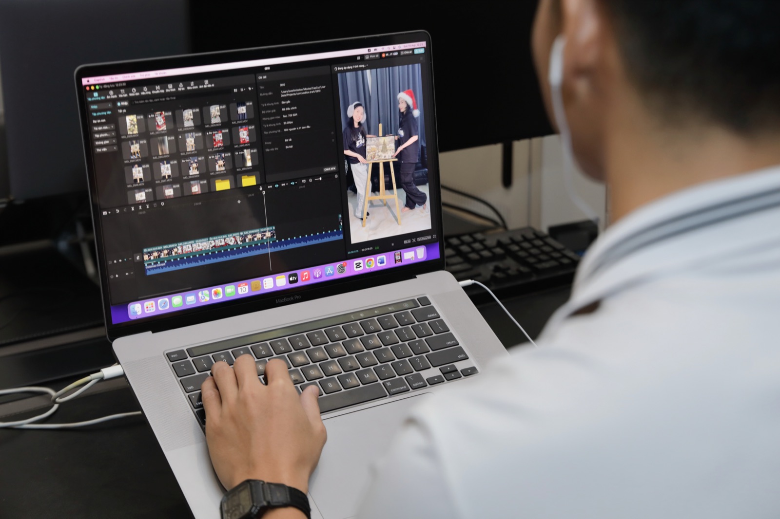 Thí sinh dựng clip sản phẩm trên timeline phần mềm biên tập video