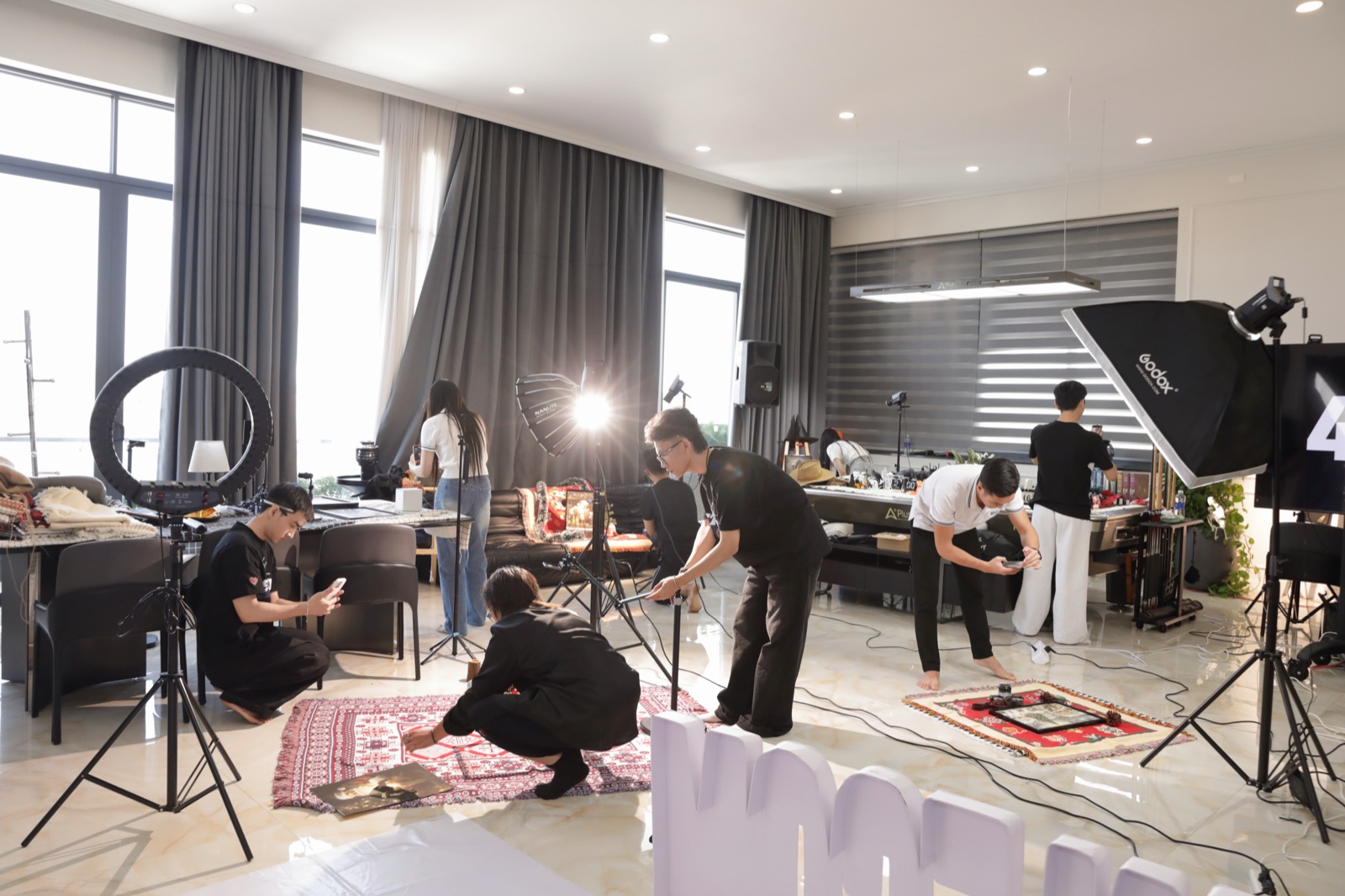 Cả một phim trường thu nhỏ với ring light và softbox được dựng lên cho phần thi Media